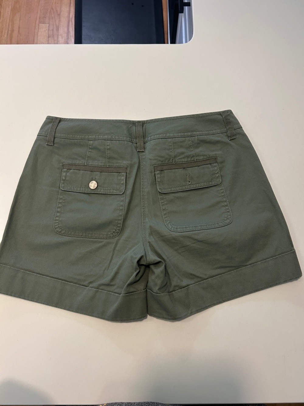 WHBM Army Green Utility Cargo Bermuda Cuffed Cotton Twill Shorts - Size Short 0 - Picture 2 of 3